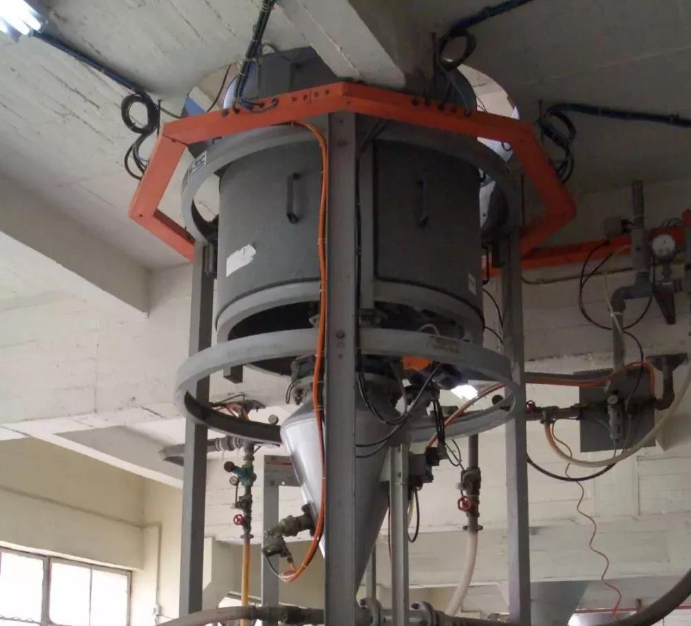 已運轉(zhuǎn)近20年的500型生產(chǎn)線的FAD添加劑計量和氣送系統(tǒng) 已運轉(zhuǎn)近20年的500型生產(chǎn)線的FAD添加劑計量和氣送系統(tǒng)